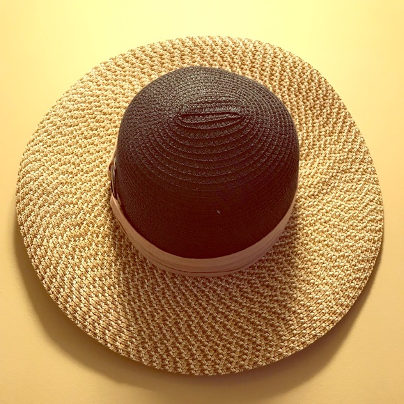 Beach hat - Picture 1 of 2